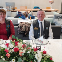 Hochzeit in der Gemeinde von diesem Paar aus der Biker-Gruppe Flying Angles